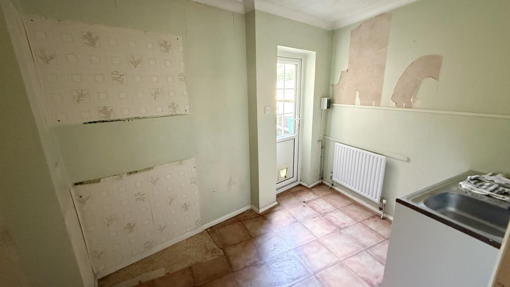 Lot: 29 - SEMI-DETACHED BUNGALOW IN NEED OF REFURBISHMENT - Internal image of utility room